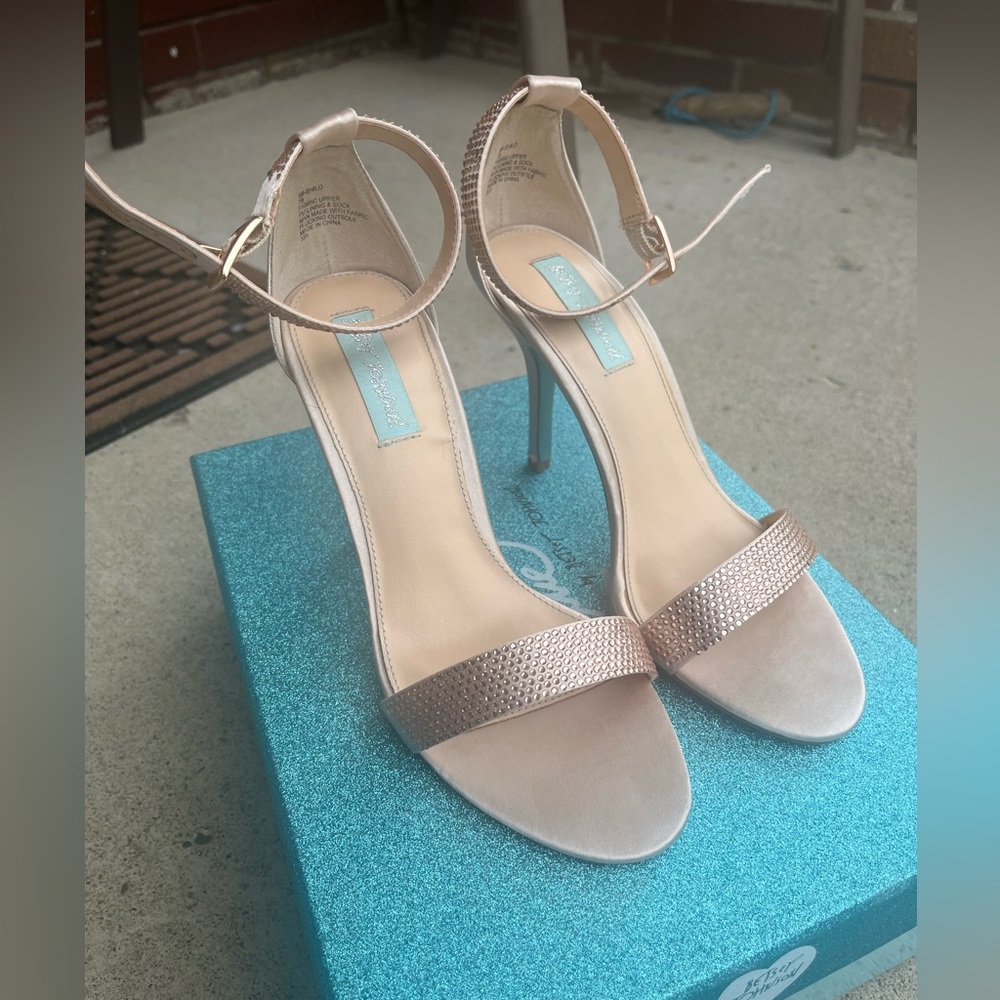 Like new Betsey Johnson pumps in champagne satin! Size 7!